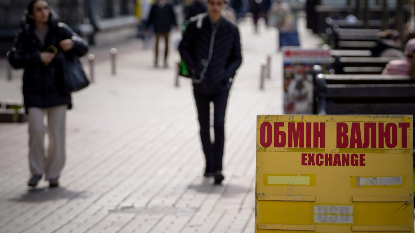 Курс валют в Україні — скільки коштують долар та євро  27 квітня