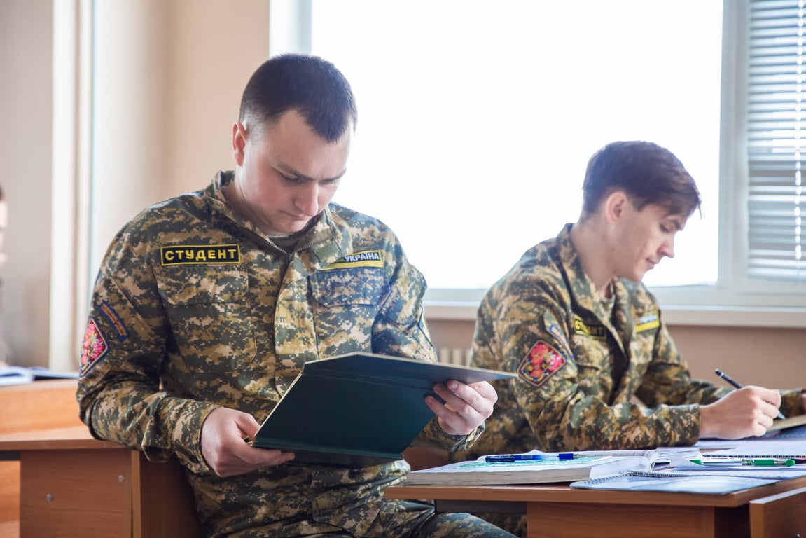 Чи можуть призвати студента, який є офіцером запасу