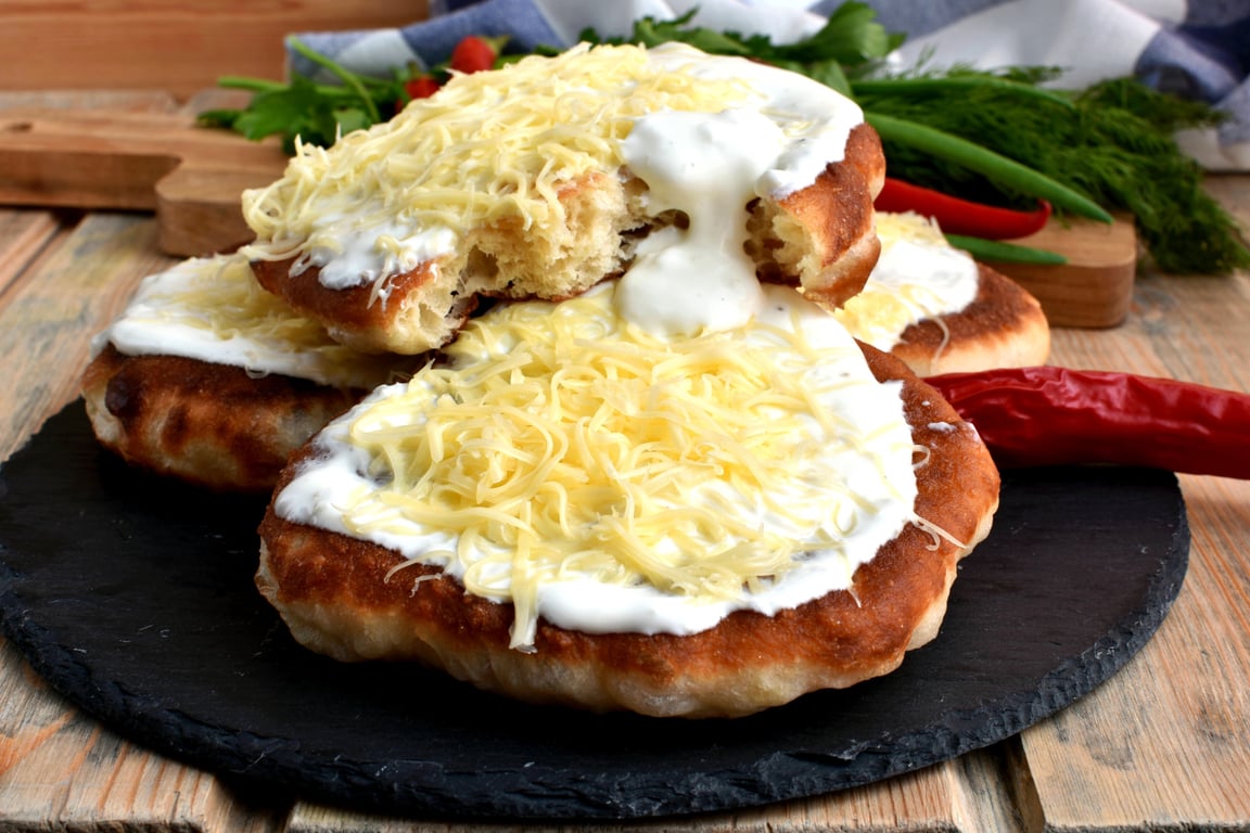 Як приготувати лангош по-закарпатськи