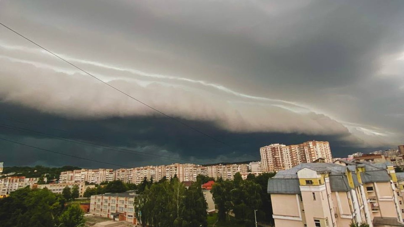 Град, блискавка та дощ: у Львові почалася сильна гроза - 290x166