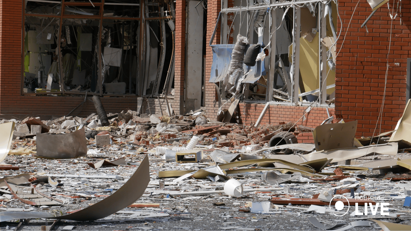 Вулиця вкрита частиною фасаду та осколками скла. Юлія Браславська / Новини.LIVE