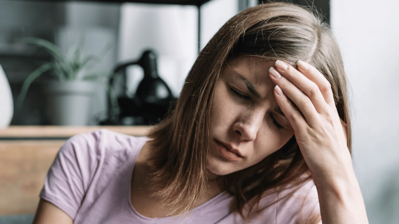 вечерняя апатия. несчастная женщина. псевдоневрастенический синдром. бессилие эмоция. апатия обильный.