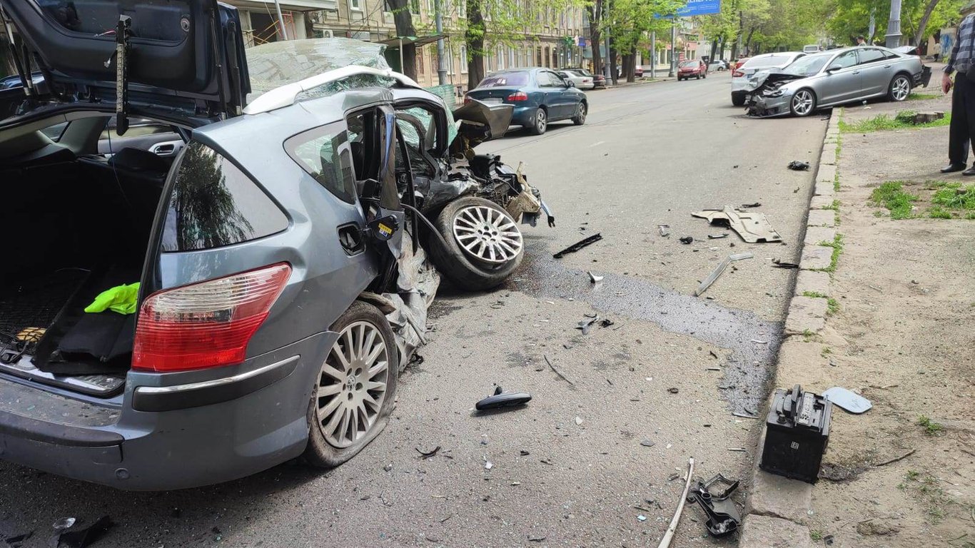 Поліцейські в Одесі розслідують ДТП з трьома постраждалими - 290x166