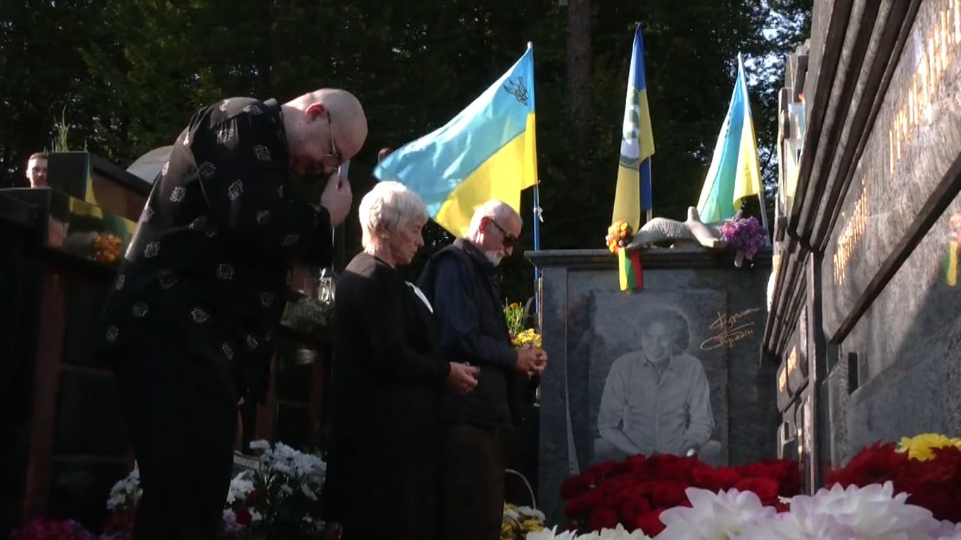 На Львівщині поховали матір лідера гурту "Скрябін" Ольгу Кузьменко - 290x166
