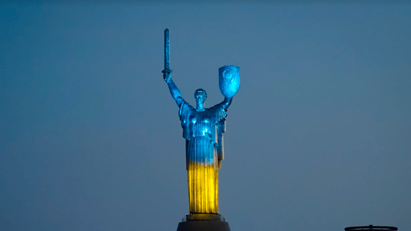 "Батьківщина-мати" засяяла синьо-жовтими кольорами: неймовірні фото ...