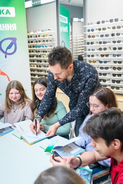 Українські зірки почитали захопливі твори дітям Героїв та ВПО - фото 1