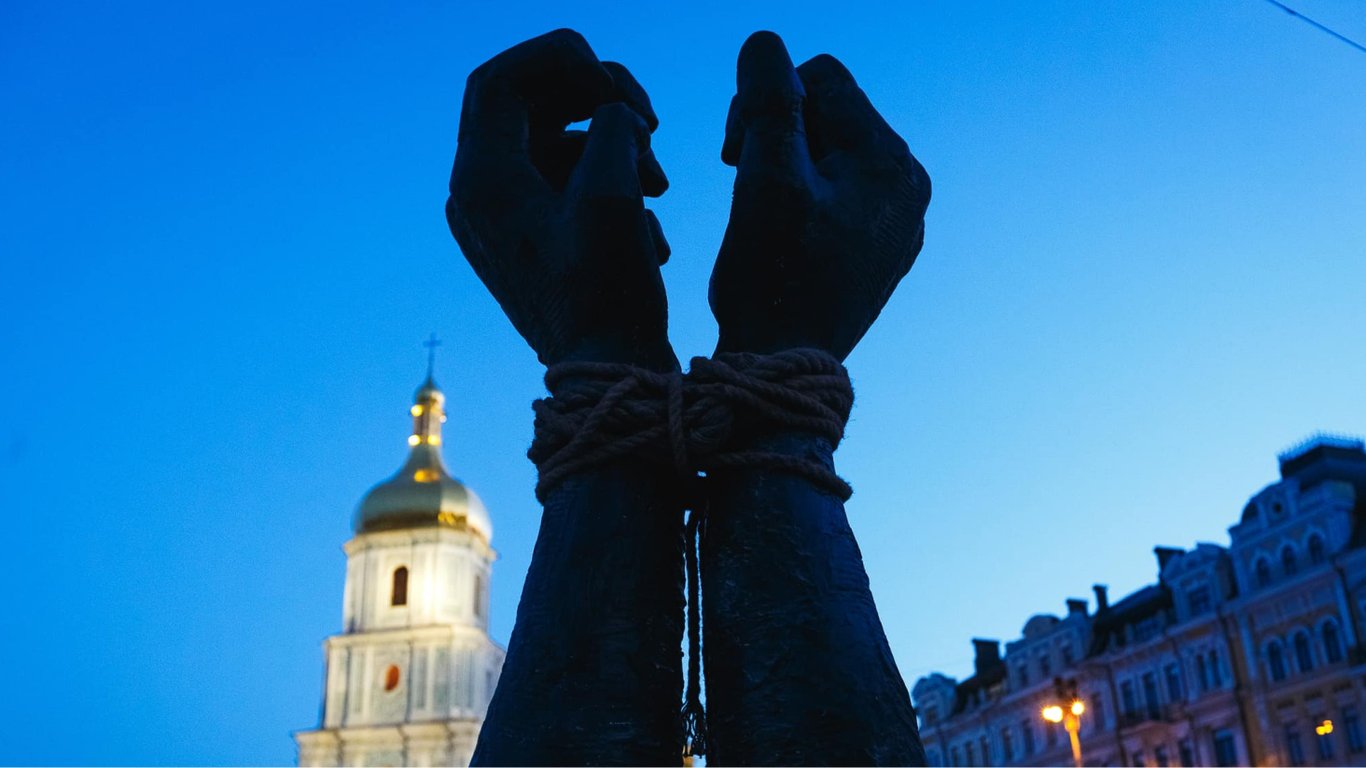 В Киеве установили инсталляцию, посвященную пленным из "Азовстали"