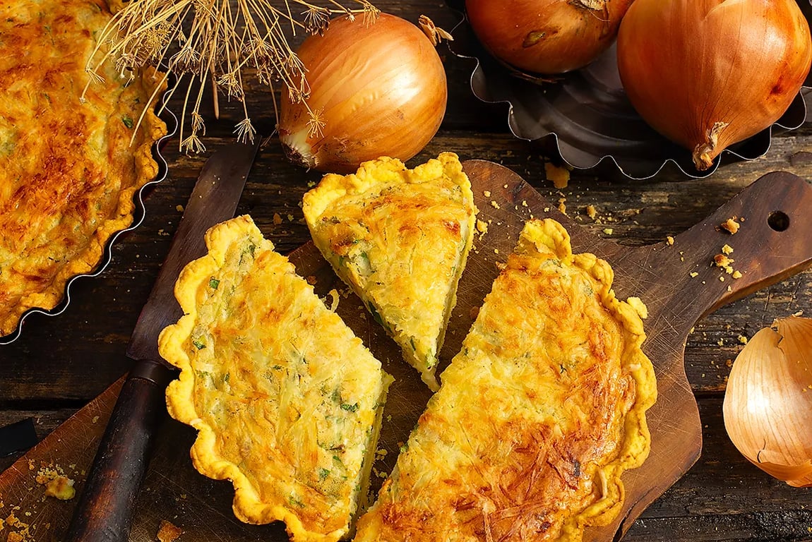 Французький пиріг з цибулею і сиром — рецепт