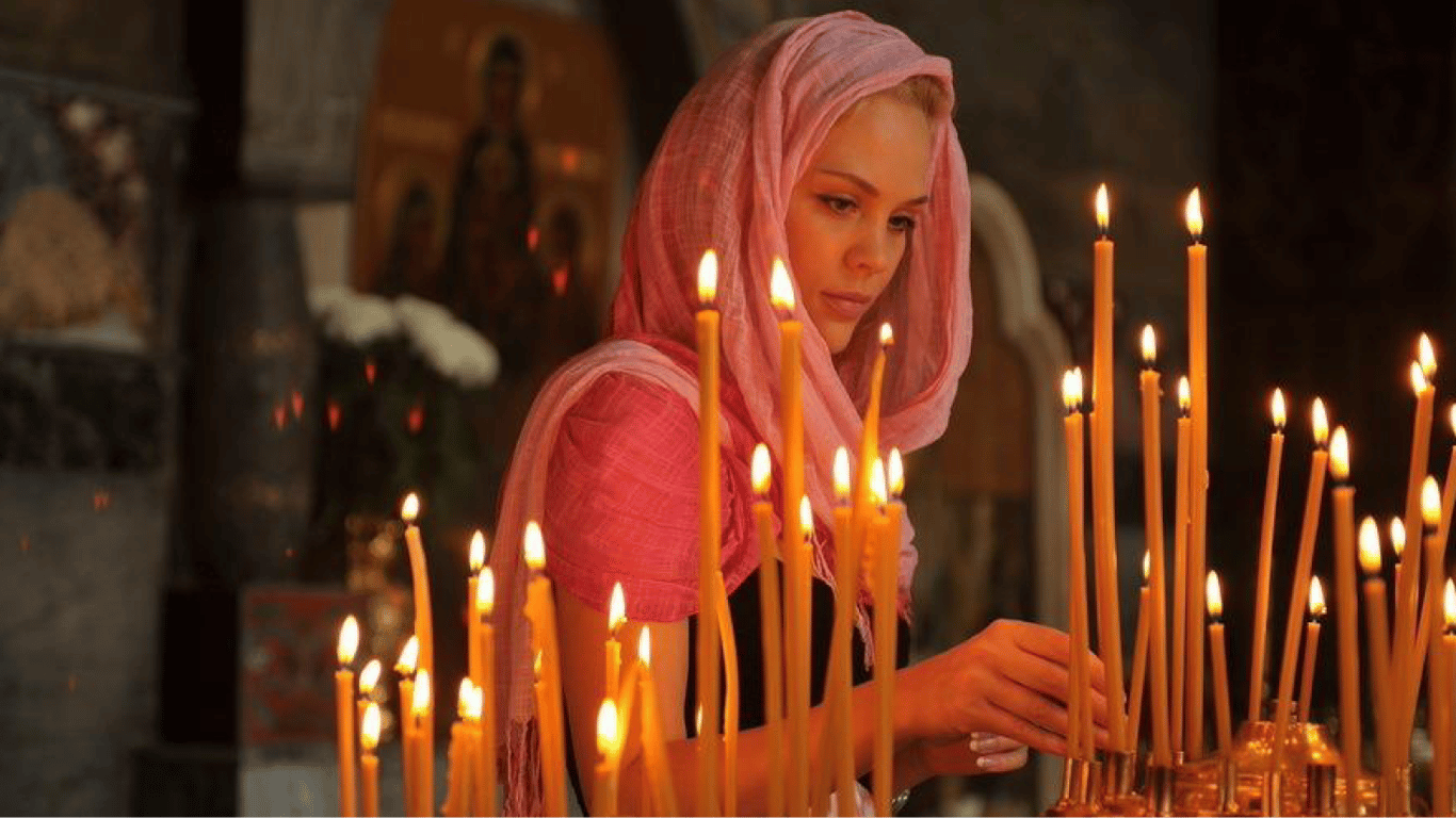 Свечи пояснице. Девушка в храме. Свечи в храме. Красивая женщина в храме. Свечи в православном храме.