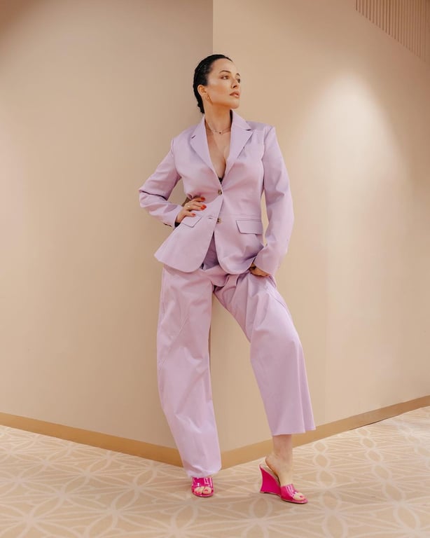 Даша Астаф’єва в ультрамодному вбранні позувала у стильній фотосесії - фото 1