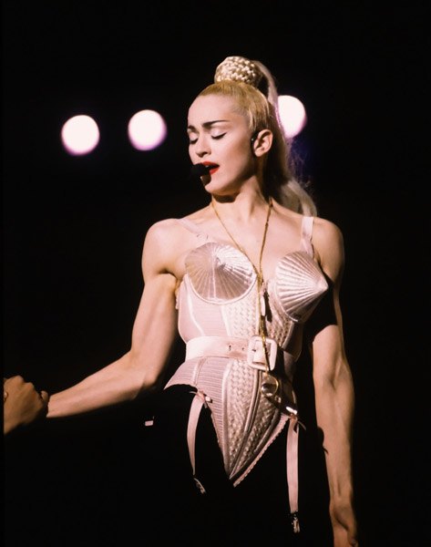 Бюстгальтер-пуля - фото Мадонны