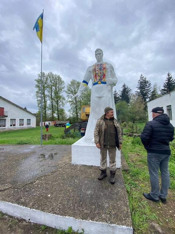 На Львівщині демонтували пам’ятник радянському солдату. Фото: ЛОВА