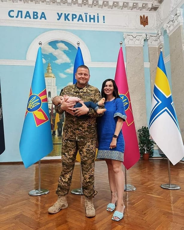 Валерій Залужний з дитиною на руках