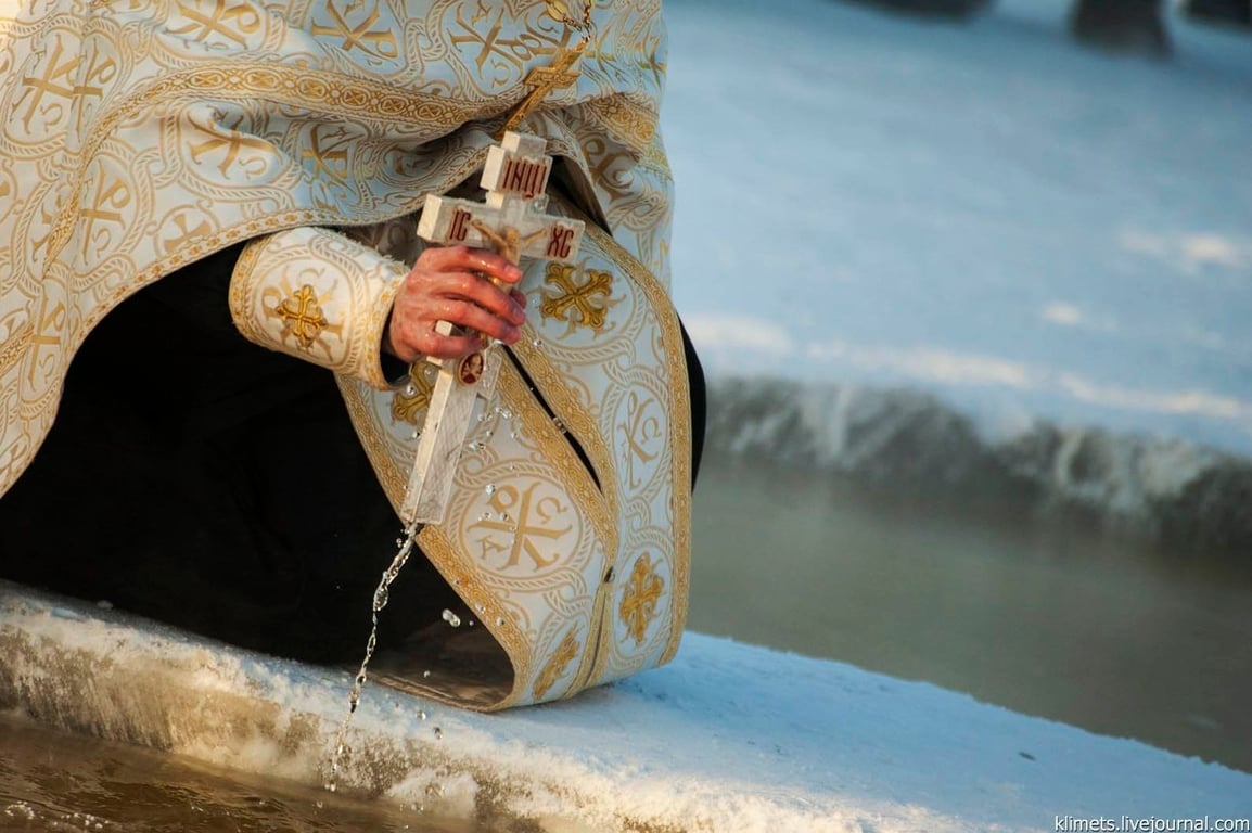 Чи потрібно пірнати у воду на Водохреща — думка священника