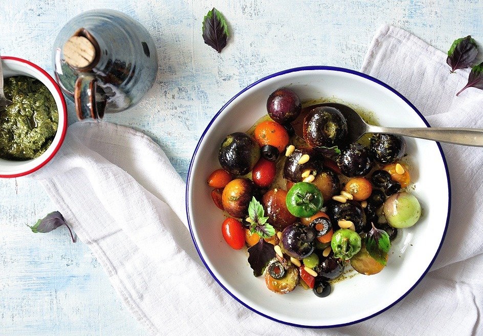 Рецепт салата с черными помидорами.