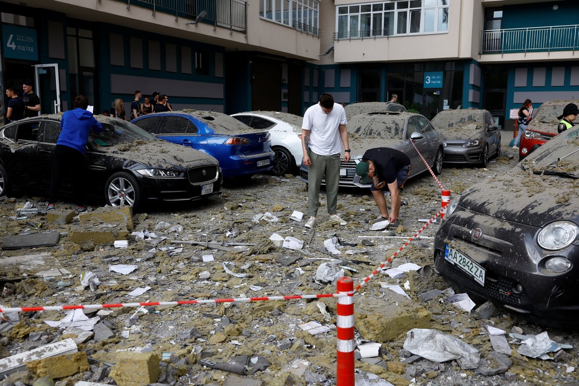 Наслідки ракетної атаки на Київ 24 червня. Фото: REUTERS/Valentyn Ogirenko