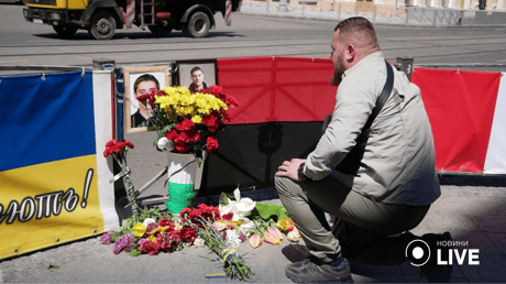 Демьян Ганул возлагает цветы. Фото: Юлия Браславская / Новости.LIVE