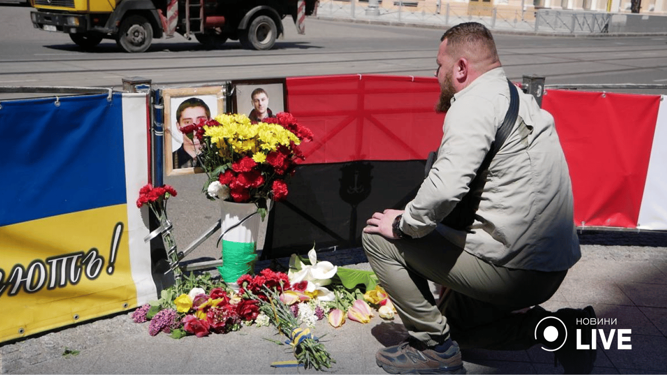 Дем'ян Ганул покладає квіти. Фото: Юлія Браславська / Новини.LIVE