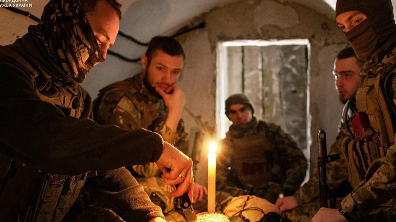 Зеленский показал щемящие кадры, как украинские бойцы празднуют Пасху на фронте