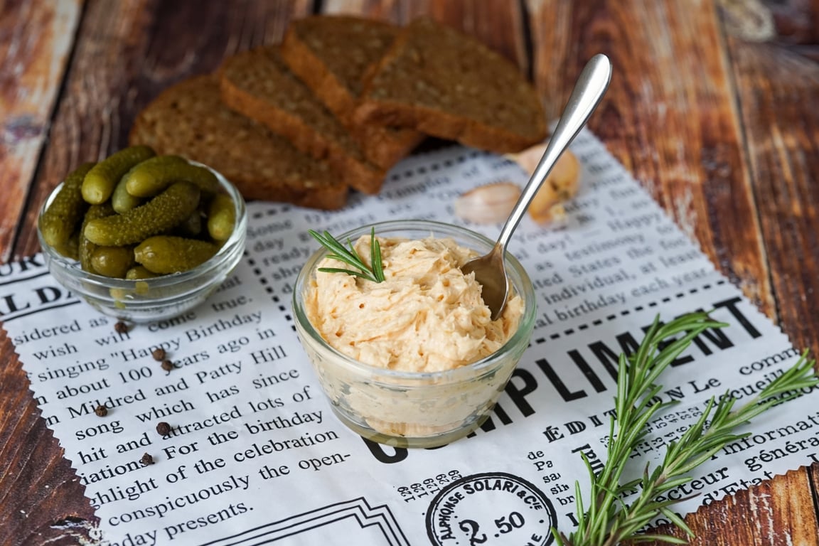 Смачна українська намазка з сала і часнику — рецепт