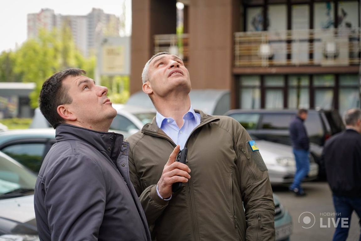 Кличко на місці падіння уламків дрона в Києві