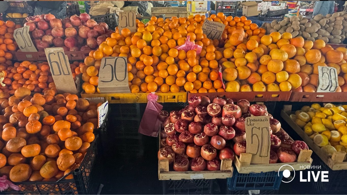 Цитрусові на "Привозі" по 50 гривень кілограм.
