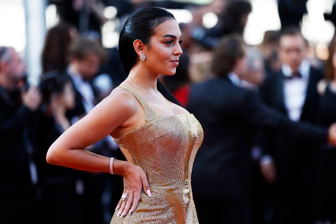 Подружка Роналду у Каннах підкреслила пишні форми золотою сукнею - фото 2