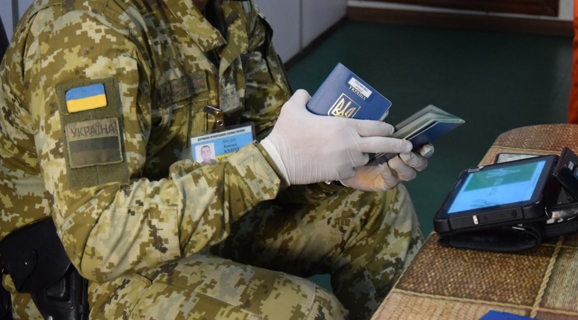 Виїхати з України можуть тільки неповнолітні абітурієнти — який документ необхідно мати