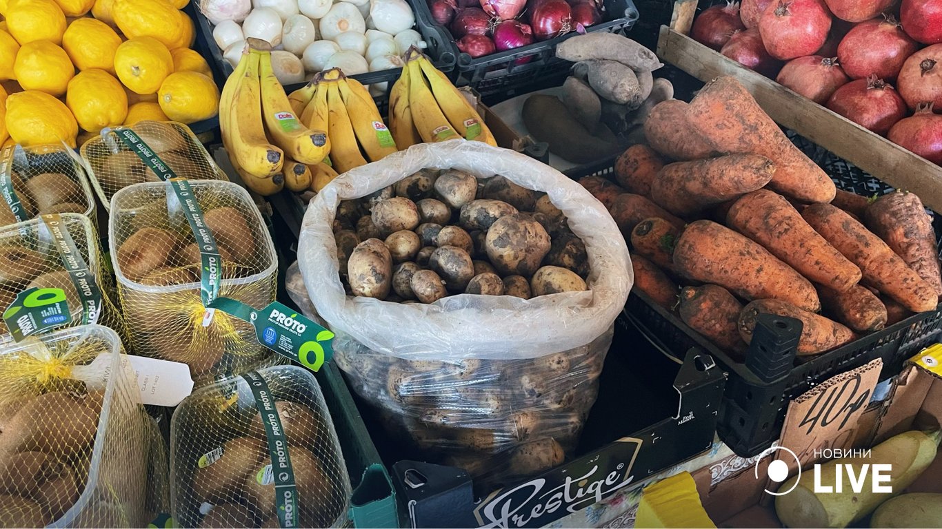 Молода картопля на "Привозі" коштує 200 гривень за кілограм. 