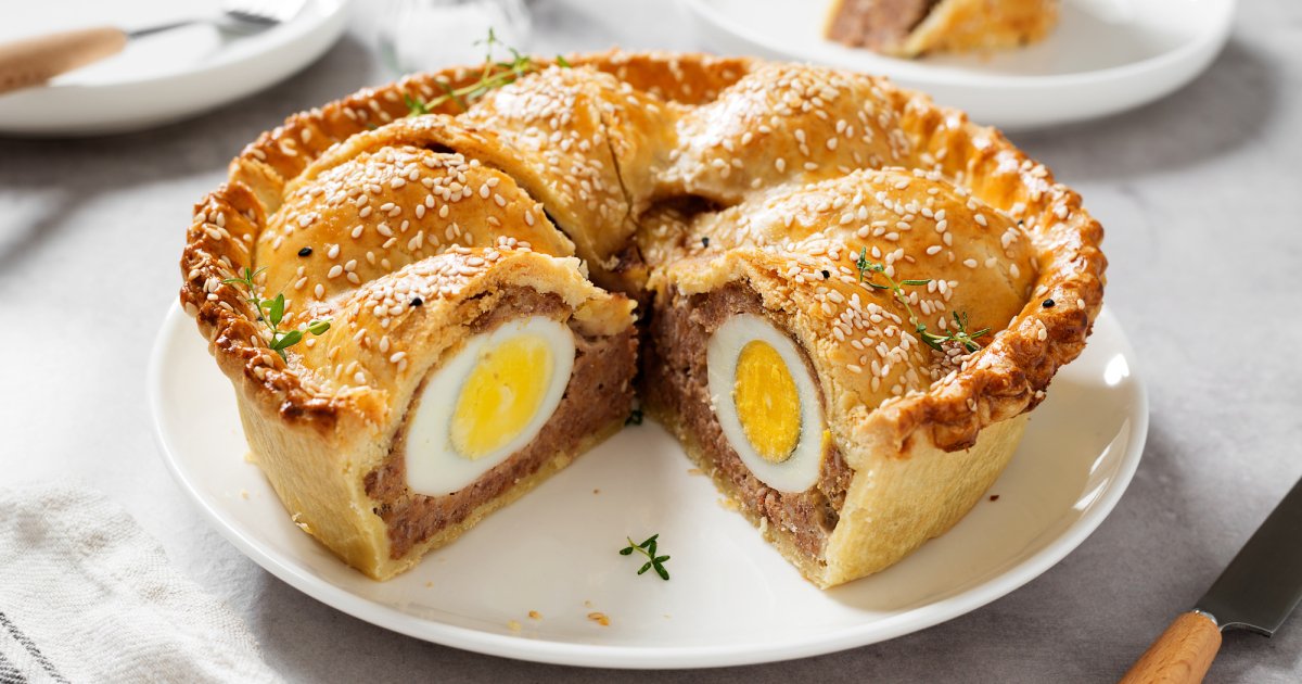 Рецепт пирога з ковбасою та вареним яйцем