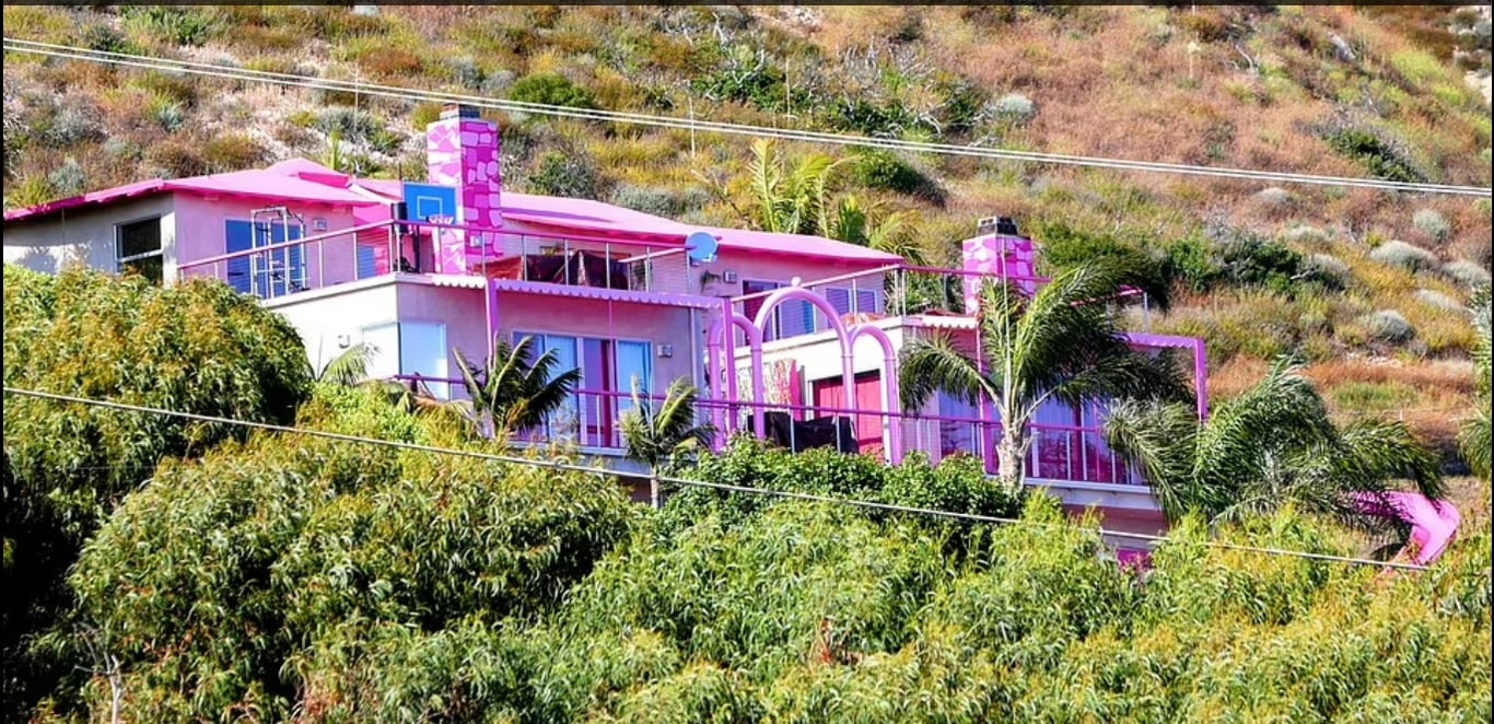 Охочі можуть заночувати у триповерховому будинку Барбі безкоштовно - фото 8