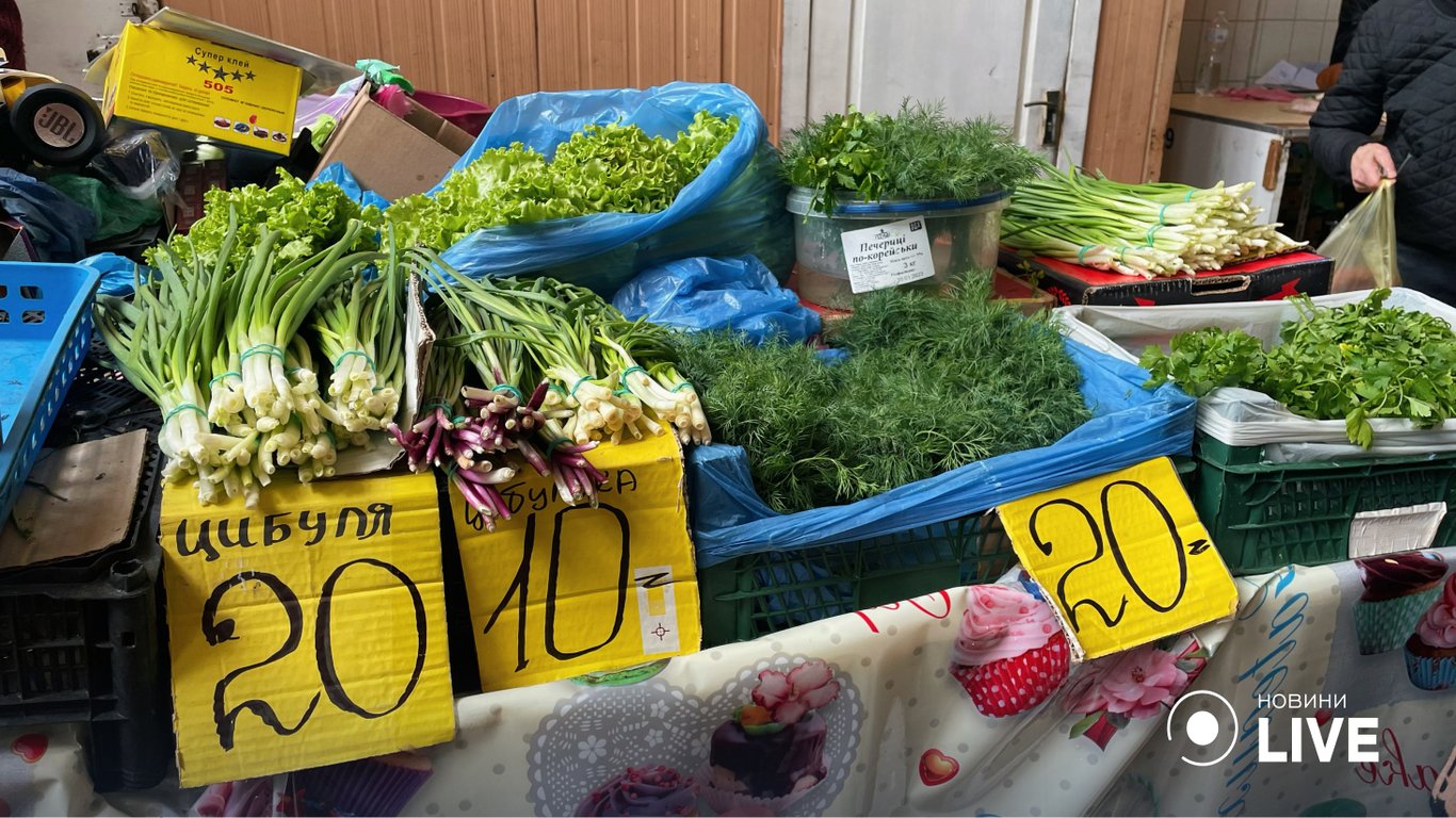 Зелень на "Привозі" за одну вартість 20 гривень за пучок. 