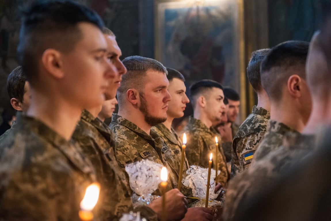 Митрополит Епифаний освятил пасхальные пасхи для военных