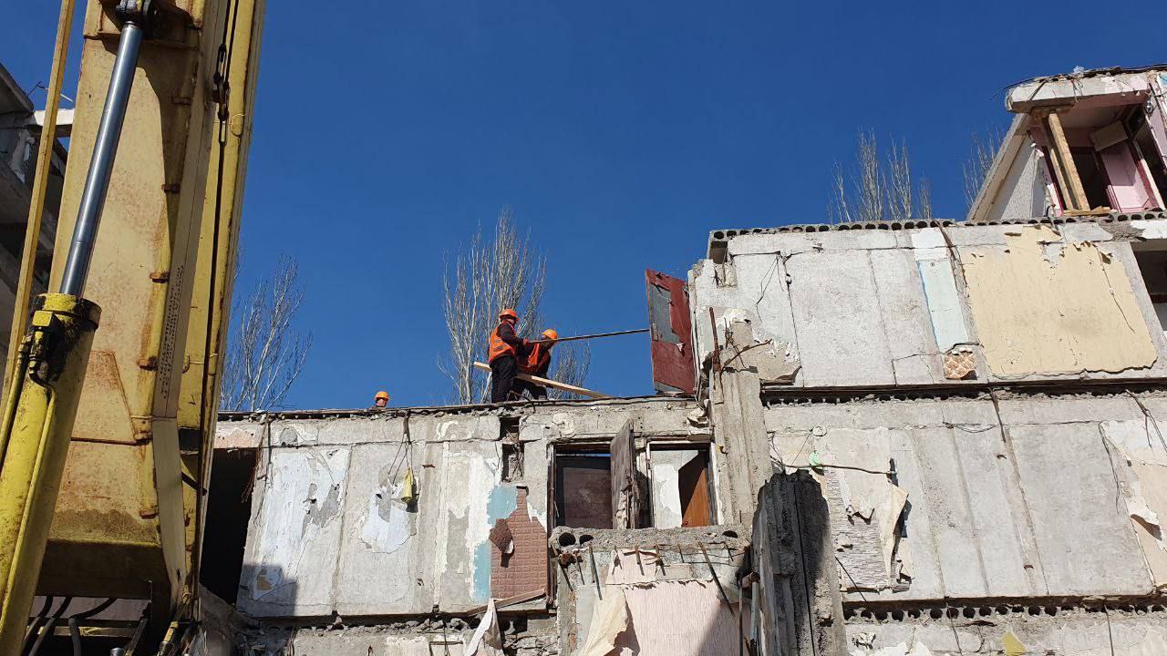 Ремонт обстрелянной многоэтажки в Запорожье