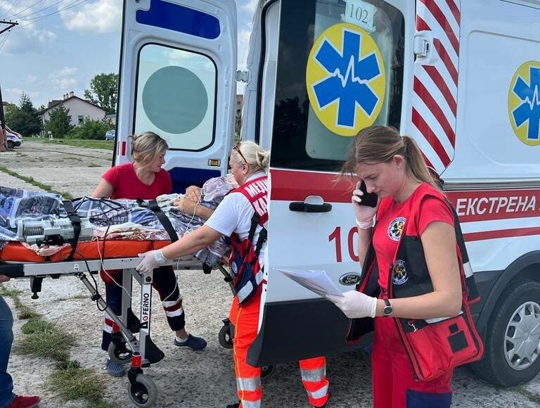 Как украинцам выехать за границу на лечение во время войны