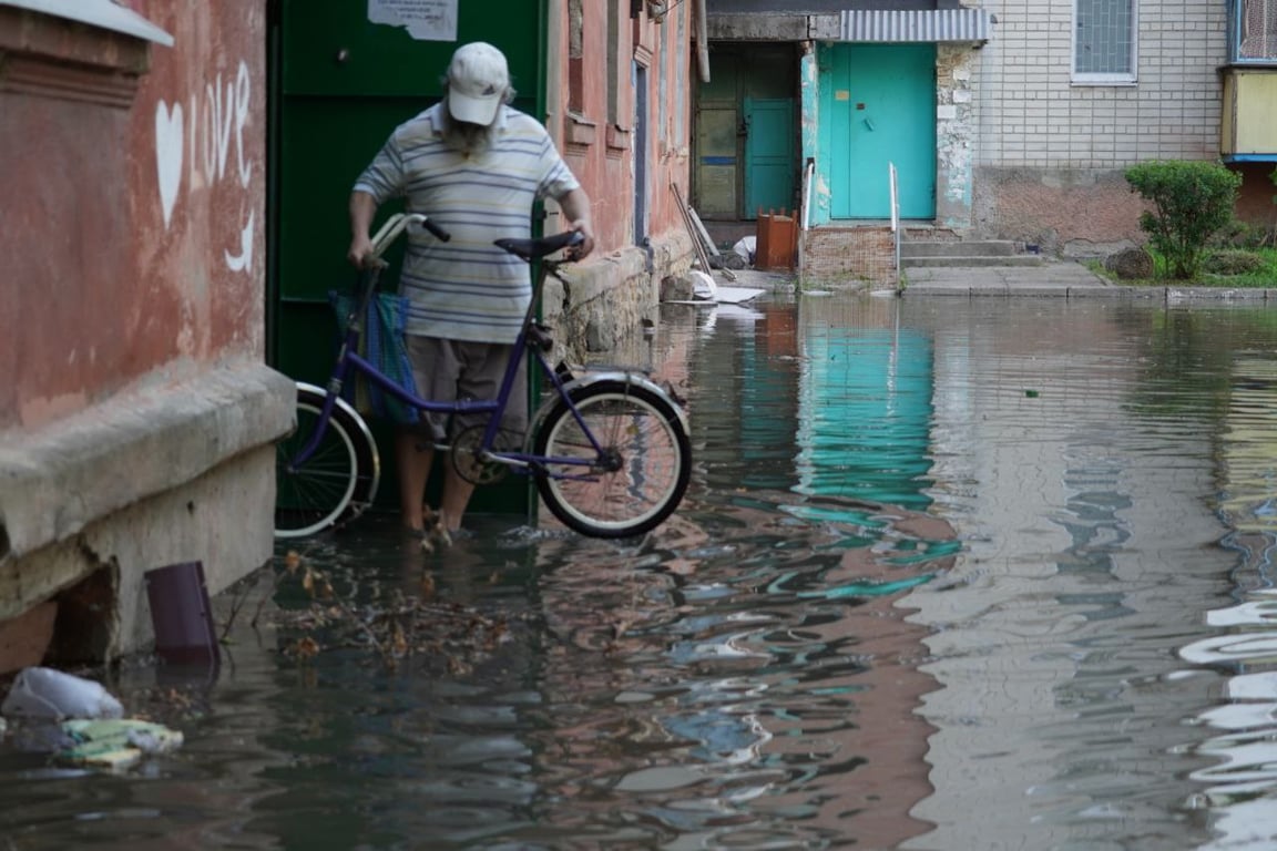 Затоплены улицы в Херсоне, 6 июня 2023г. Фото: Новости. LIVE