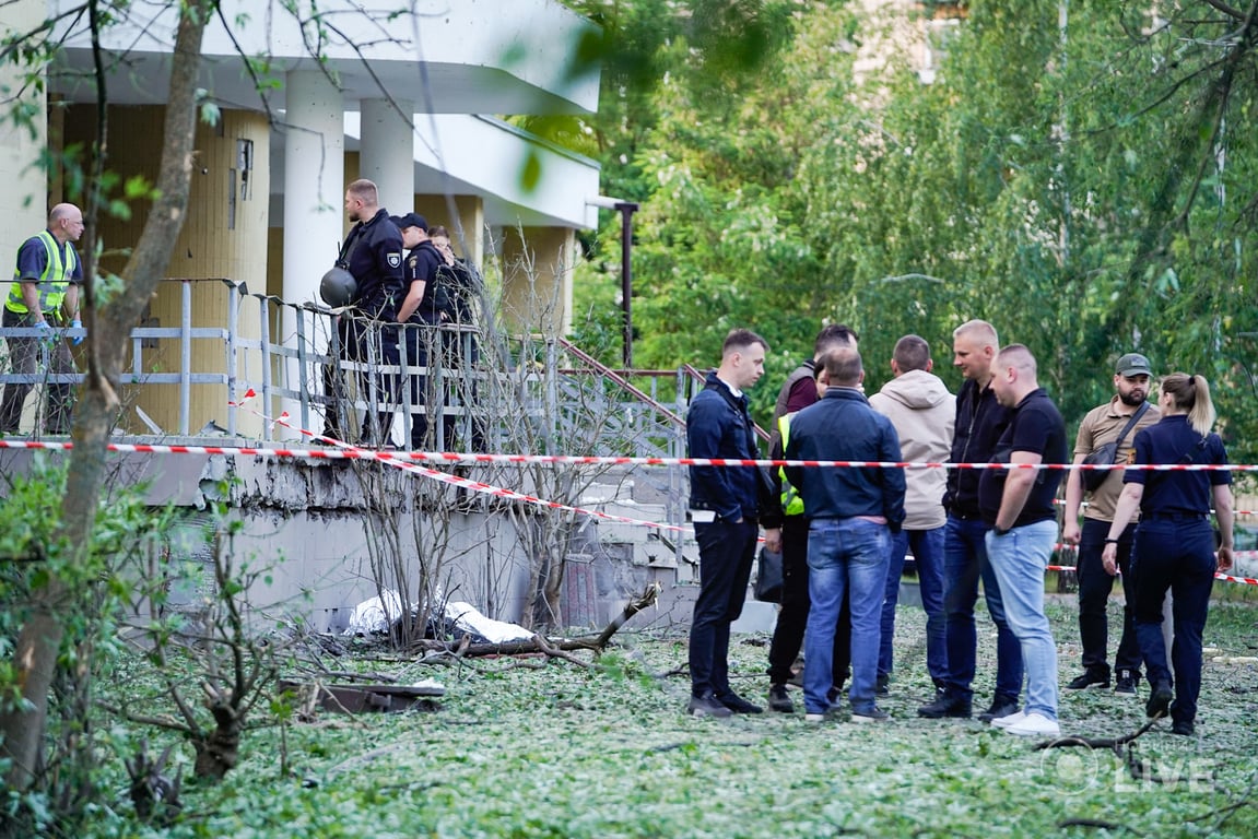 Біля будівлі поліклініки, яка теж постраждала