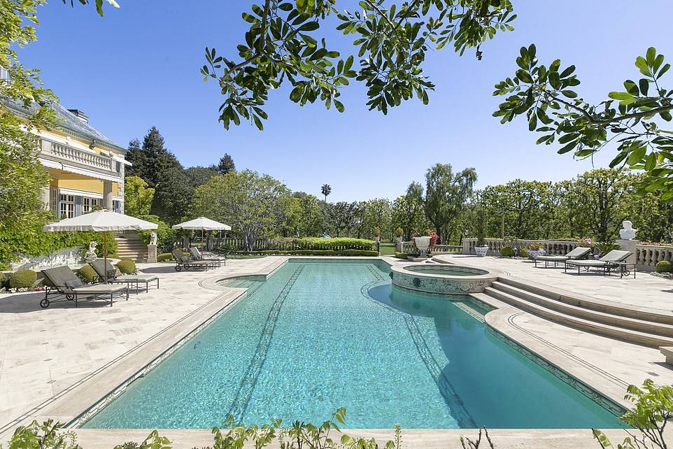 Футбольне поле та фонтан: рок-легенда Род Стюарт продає свій маєток - фото 11