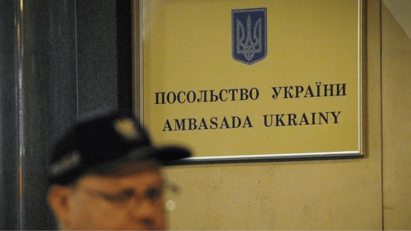 Какие обязанности выполняют украинские консульства и посольства за границей