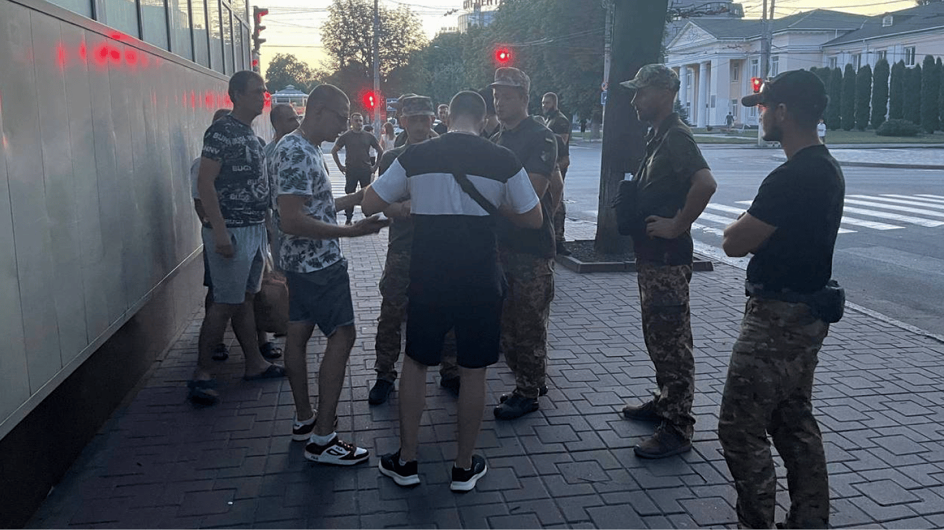 Що робити, коли працівники ТЦК відбирають телефон