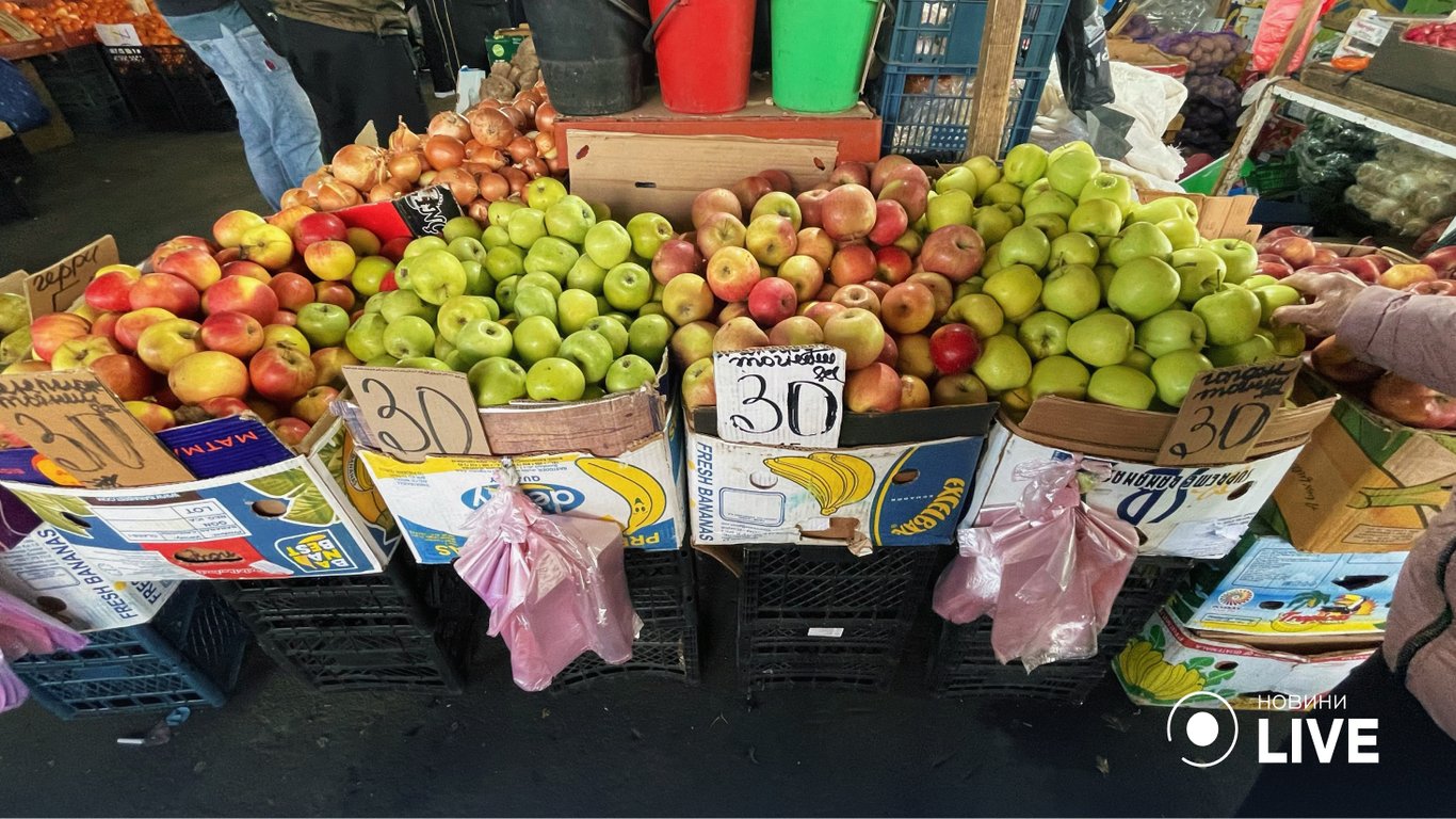 Яблука на "Привозі" від 30 гривень. 