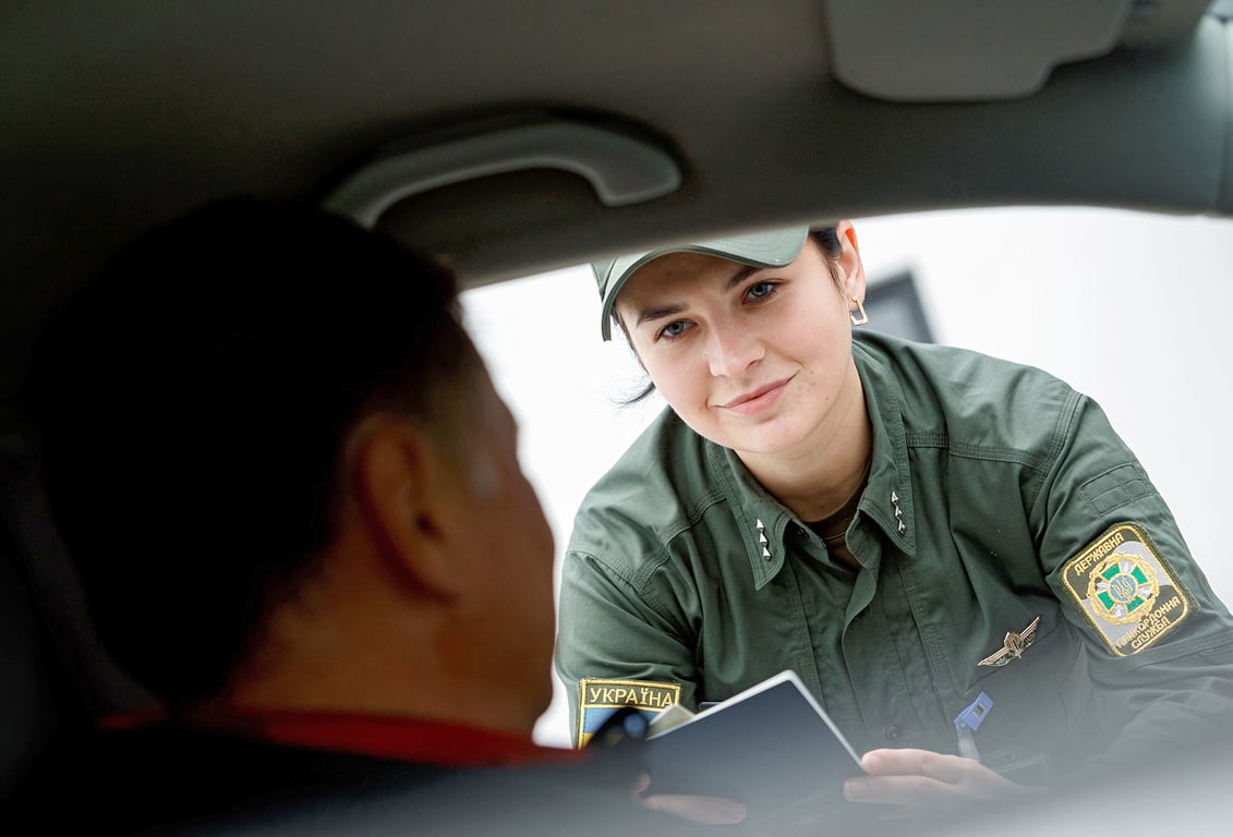 Хто не може виїжджати за кордон під час дії воєнного стану
