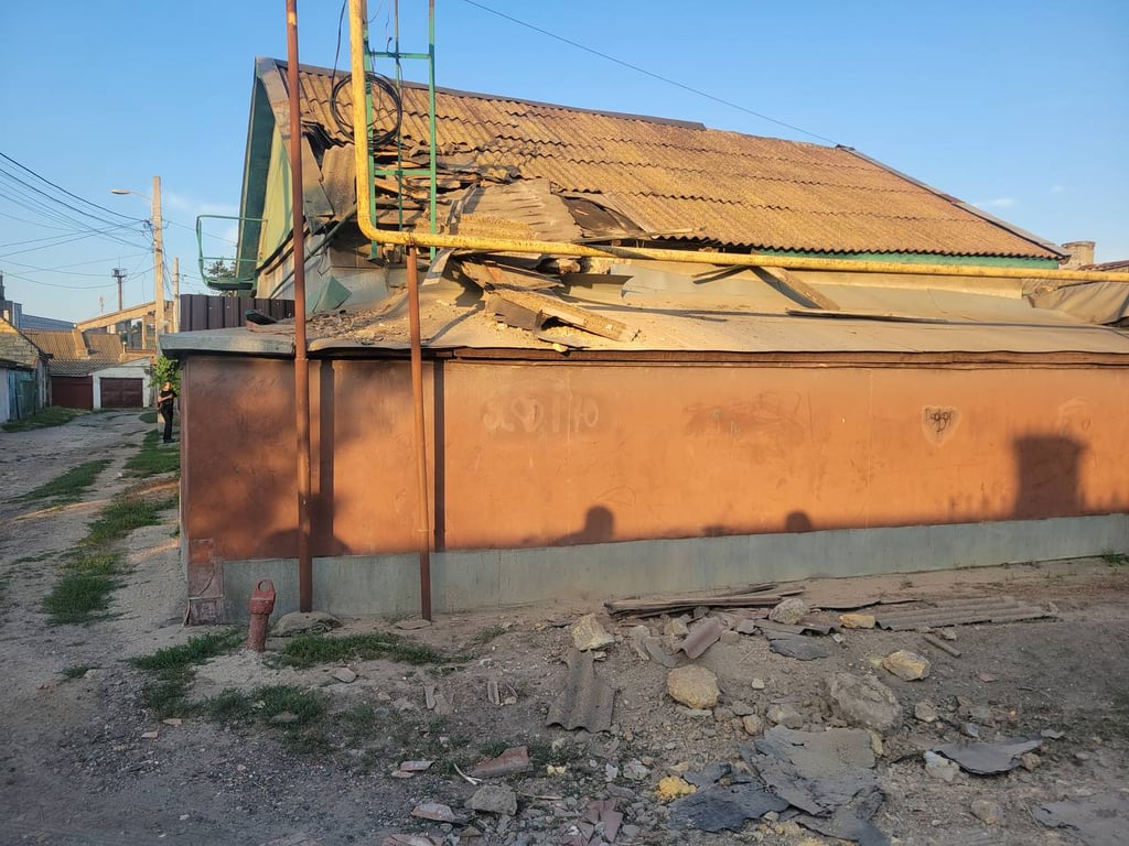 Уламок ракети влучив в приватний будинок. Фото: ОК "Південь"