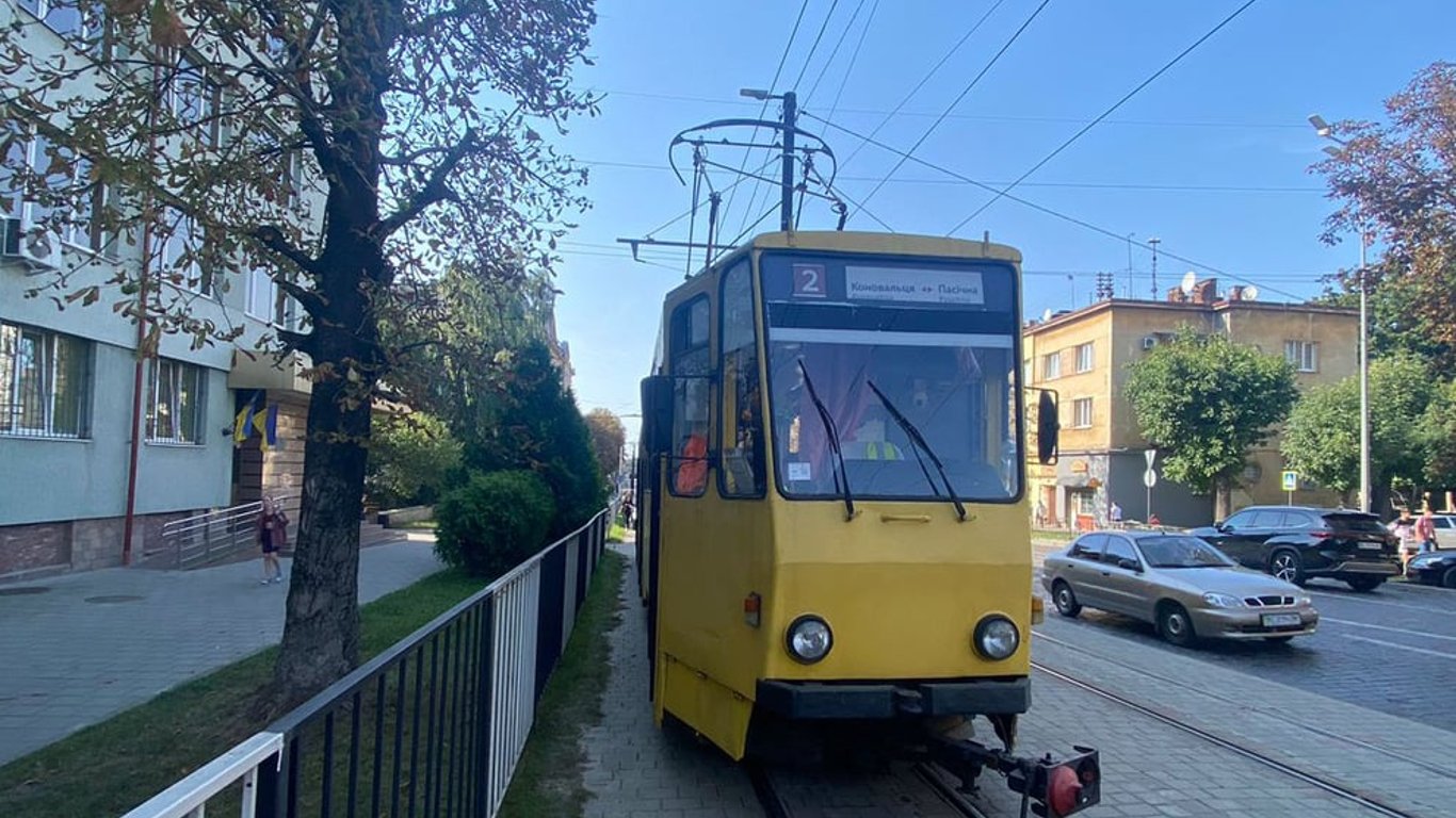 У Львові жінка опинилася в реанімації через наїзд трамвая