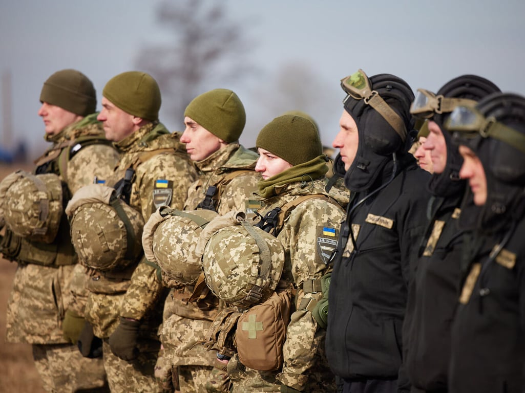 Які є підстави для звільнення з військової служби