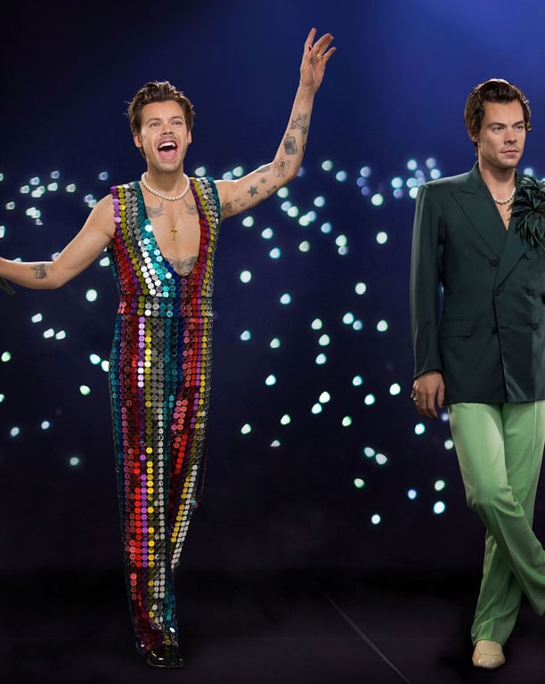 Гаррі Стайлс в пір’ї, блискітках та боа: музей мадам Тюссо представив одразу сім фігур співака - фото 1