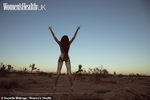 Модель Victoria's Secret Вінні Гарлоу влаштувала відверту фотосесію в пустелі - фото 2