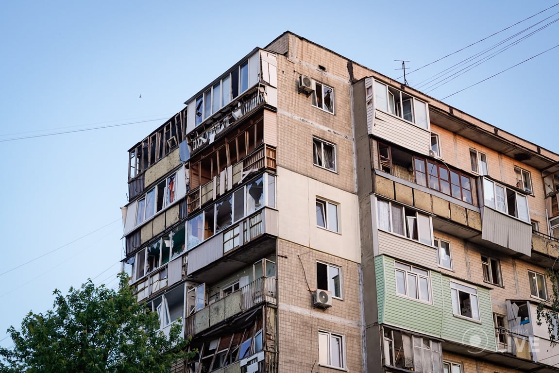 Уражений уламками ракети будинок