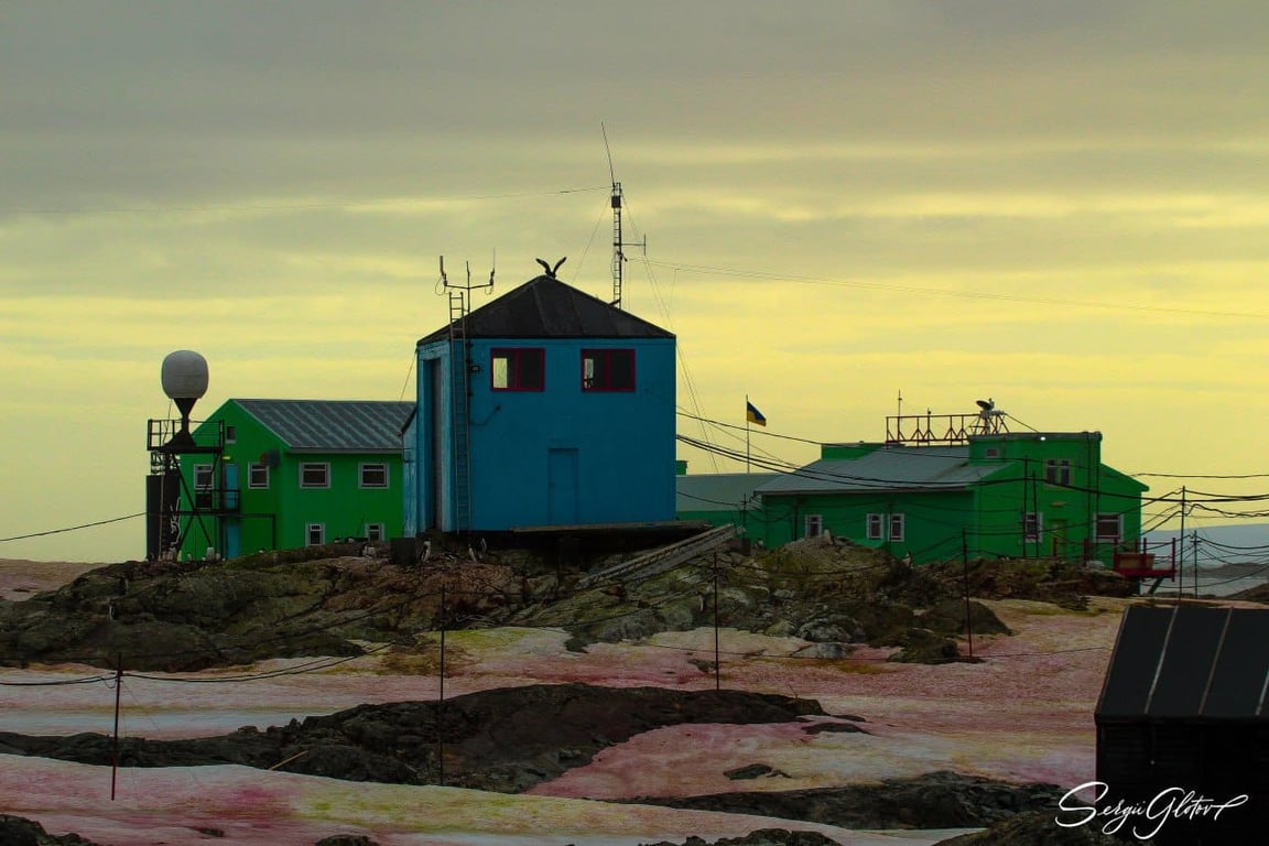 рожевий сніг на станції "Вернадського"
