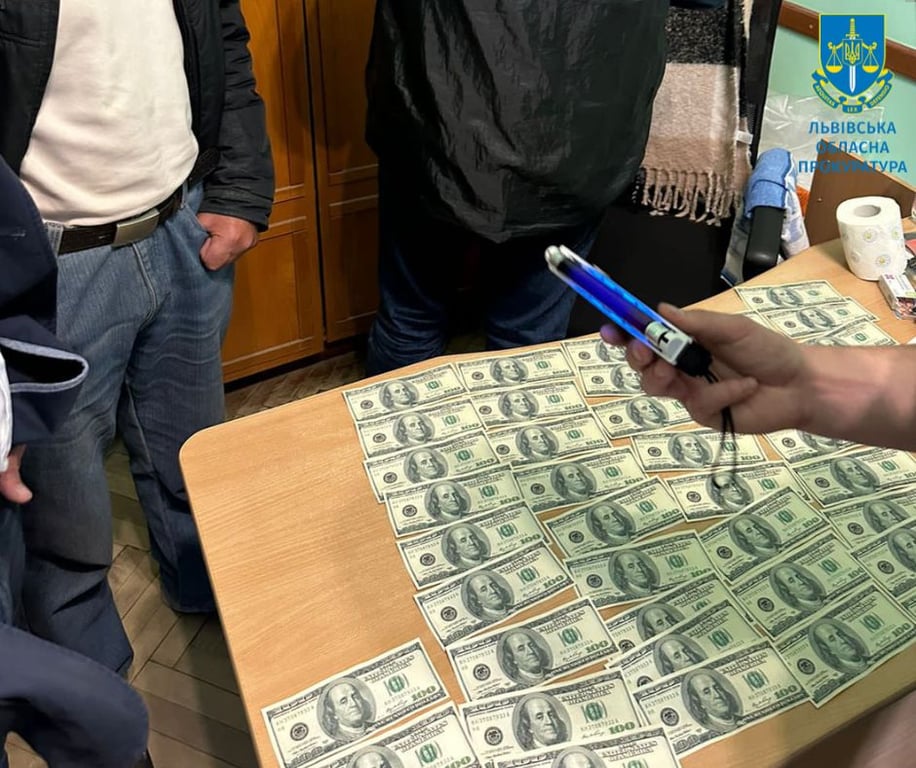 Вилучені гроші правоохоронцями. Фото: Львівська обласна прокуратура